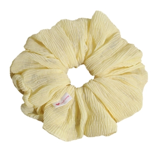 Chouchou plissé jaune clair minimaliste avec une étiquette tissée faite à la main