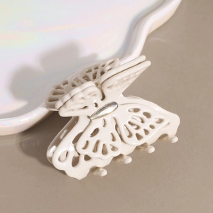 Eleganter cremefarbener Schmetterling Haarklammer mit Hohl-Design auf Perlmuttschale