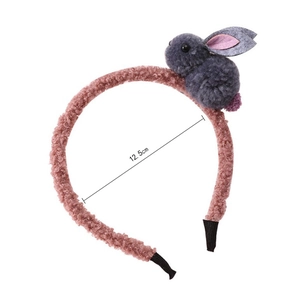 Détail du serre-tête en peluche rose avec décor lapin et diamètre intérieur de 12,5 cm