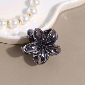 Vista macro della clip per capelli a fiore grigio scuro metallizzato con finitura lucida