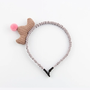 Détail du serre-tête en tissu plissé gris avec couronne tricotée et pompon rose