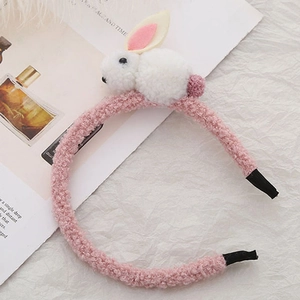 Gros plan d'un serre-tête en peluche rose avec un lapin blanc 3D et une texture laineuse