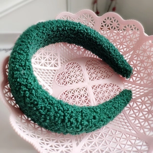 Cerchietto spesso in peluche teddy verde scuro con design largo imbottito per l'inverno