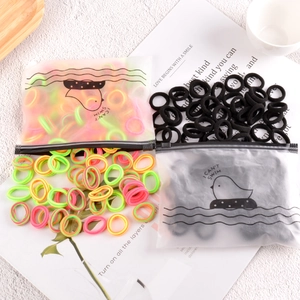 Détail macro d'élastiques à cheveux nervurés haute élasticité avec pochette givrée