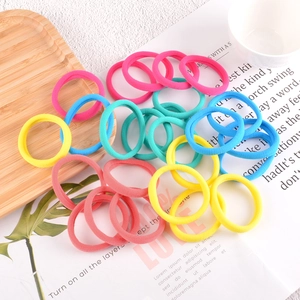 Gros plan d'élastiques à cheveux colorés sans couture sur une page de magazine