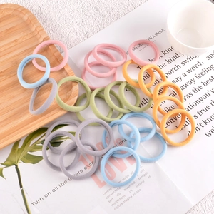 Gros plan d'élastiques à cheveux sans couture aux couleurs macaron assorties
