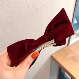 Grande pince à cheveux élégante en velours rouge profond avec pince à ressort en métal