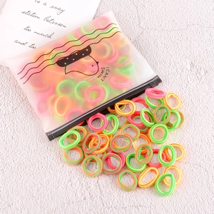 Vue détaillée d'élastiques à cheveux colorés sans couture dans un sachet à fermeture