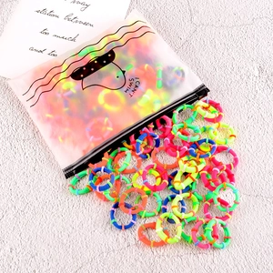 Élastiques à cheveux colorés sortant d'une pochette de rangement mate avec fermeture