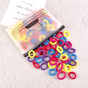 Élastiques à cheveux colorés sans couture dans une pochette givrée avec un oiseau