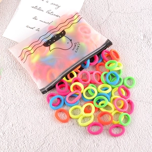 Élastiques à cheveux colorés sans couture sortant d'une pochette à motif de canard
