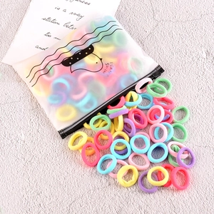 Élastiques à cheveux colorés sans couture dans une pochette zippée givrée avec texte