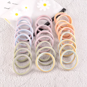 Gros plan sur des élastiques à cheveux sans couture aux couleurs pastel avec pochette