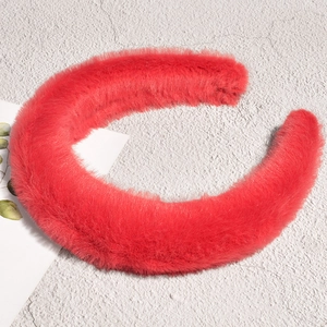 Gros plan détaillé montrant la texture douce d'un bandeau épais en peluche rouge