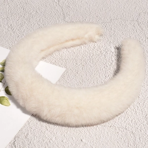 Serre-tête en fausse fourrure blanche épaisse et douce avec design rembourré hiver