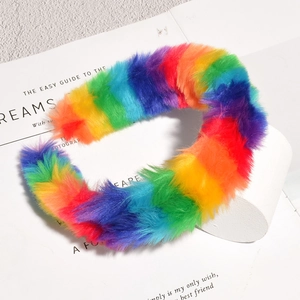 Fascia per capelli arcobaleno in morbida pelliccia sintetica colorata per le donne