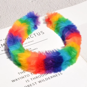 Cerchietto arcobaleno in morbido peluche per donna con design colorato a tesa larga