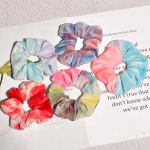 Scrunchie de Terciopelo Vintage para Mujer Estampado Tie Dye Degradado Elástico para el Cabello Accesorios de Diadema de Terciopelo Suave Minimalista Coreano