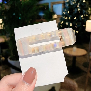Vue rapprochée de la texture nacrée effet sirène sur une barrette rectangulaire