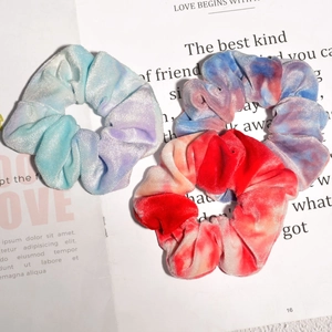 Set de tres gomas para el pelo de terciopelo tie-dye con colores degradados vivos