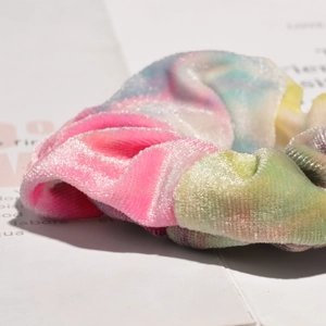 Coletero de terciopelo degradado para mujer con volantes de colores y textura suave
