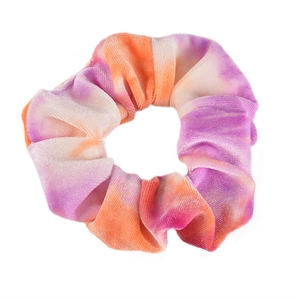 Primer plano del coletero de terciopelo tie-dye violeta y naranja con textura de tela suave