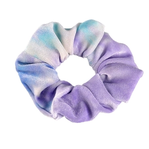 Coletero de terciopelo degradado en tonos morados y azules para un look estético