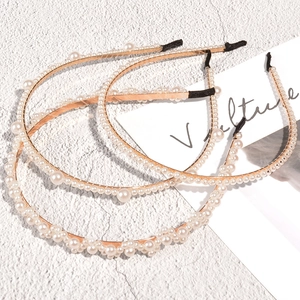 Minimalistische parel-haarrand set met roségouden metalen frames en witte parels