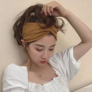 Fascia per capelli in maglia a coste giallo senape con nodo a incrocio da donna