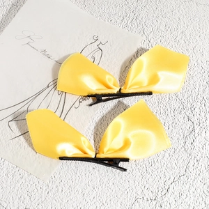 Paire de barrettes à cheveux en satin jaune vif avec éclat soyeux et pinces en métal