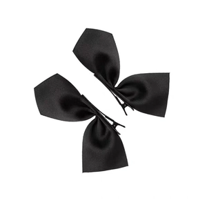 Ensemble élégant de deux nœuds à cheveux en satin noir mat sur fond blanc pur et minimaliste
