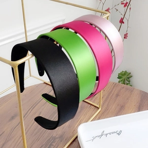 Gros plan de serre-têtes en éponge colorés épais sur un support décoratif en métal doré