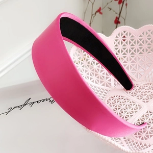 Détail du serre-tête en éponge rose avec doublure intérieure noire antidérapante