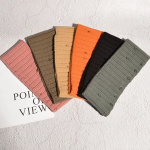 Manchettes en tricot vintage aux couleurs pastel avec texture déchirée de style bohème