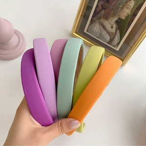 Serre-têtes rembourrés rétro aux couleurs acidulées avec texture en tissu élégant