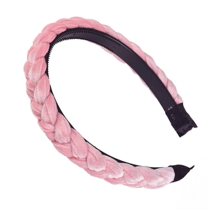 Detailansicht eines rosa geflochtenen Samthaarbands mit rutschfesten Zähnen und Kunststoff