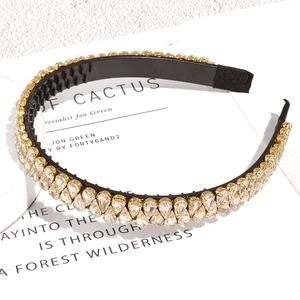 Serre-tête baroque avec double rangée de strass en forme de poire et dents antidérapantes