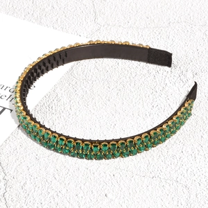 Détail du serre-tête avec strass émeraude, dents antidérapantes et sangle élastique réglable
