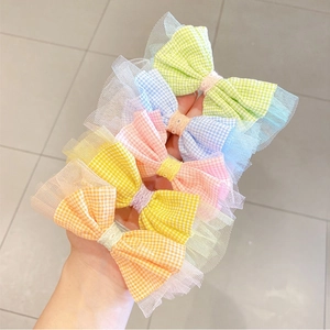 Set di cinque mollette per capelli con fiocco a scacchi colorati per bambine