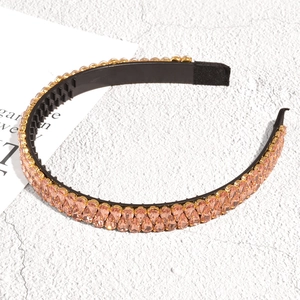 Détail du serre-tête baroque avec double rangée de strass et dents antidérapantes