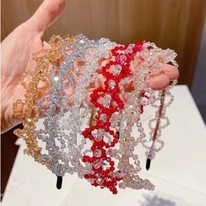 Vue détaillée de serre-têtes en cristal faits main avec motif de tissage étincelant