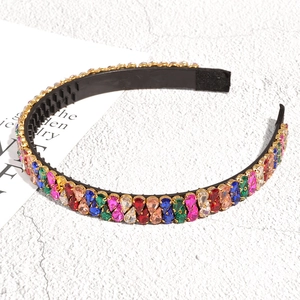 Détail d'un serre-tête baroque avec double rangée de strass colorés en forme de goutte