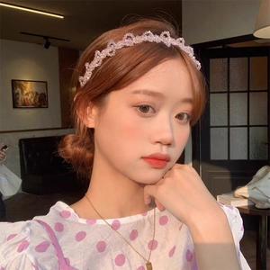 Détail du serre-tête en cristal rose montrant le tissage fait main et la texture étincelante