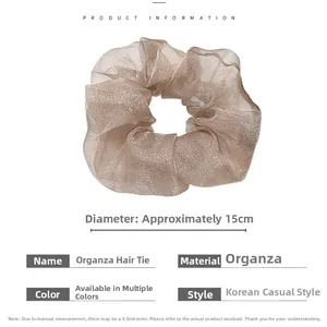 Detailansicht des 15cm Organza-Haargummis in Champagner mit feiner Textur und Kanten