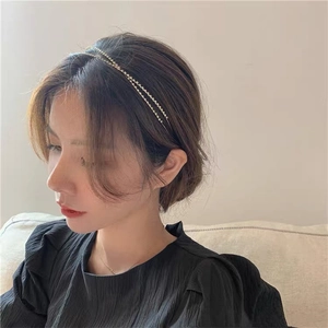 Serre-tête croisé à double couche en métal avec strass sur un mannequin