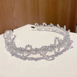 Détail du serre-tête fait main en perles de cristal avec base en métal argenté