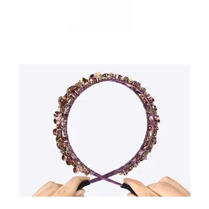 Gros plan du serre-tête flexible en cristal violet montrant sa durabilité et sa taille réglable