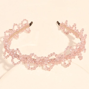 Détail d'un serre-tête en cristal rose fait main avec structure ondulée tissée