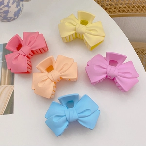 Lot détaillé de cinq pinces à cheveux à nœuds mats aux couleurs acidulées assorties