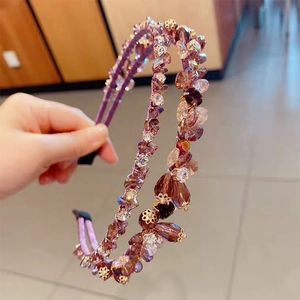 Détail d'un serre-tête double rangée en cristal violet avec accents floraux dorés